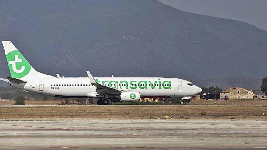 Un avió de Transavia, aturat a l&#039;aeroport de Girona.