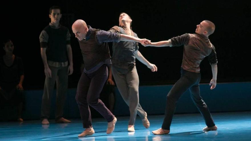 Bailarines del Ballet de Biarritz, ayer, durante los primeros momentos de la representación de &quot;Noé&quot; en el Campoamor.