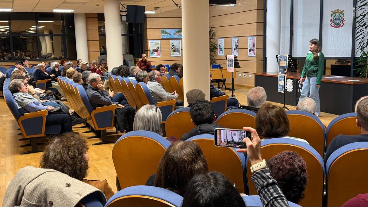 O recitado da obra de Rosalía no salón de plenos do Concello de Moaña, coa intervención dunha remeira da S.D.Samertolaméu.