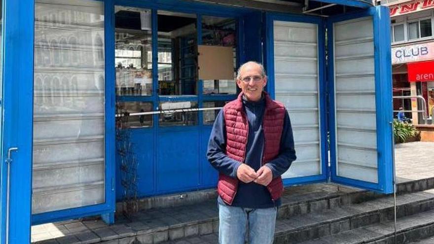 El quiosquero de la plaza de Pontevedra se jubila: “Seguiré leyendo periódicos”