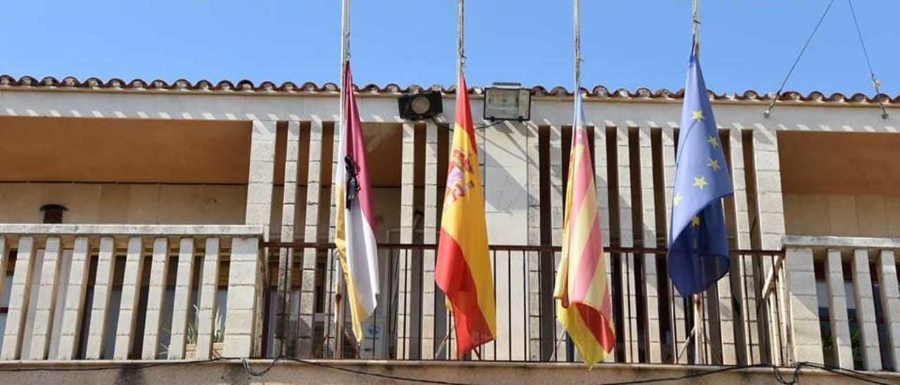 Las banderas a media asta en el Ayuntamiento de Pinoso.