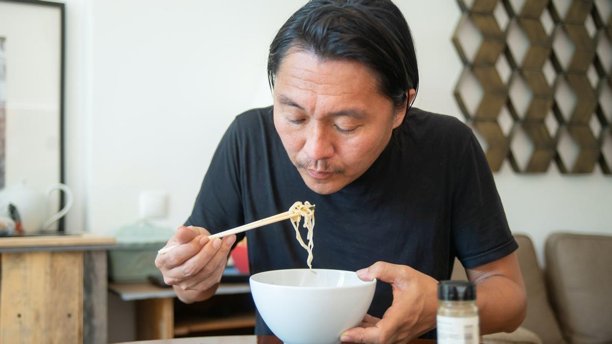 Una persona con rasgos orientales comiendo