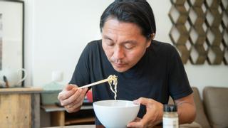 ¿Por qué los japoneses no beben agua durante la comida? No lo hacen por este motivo