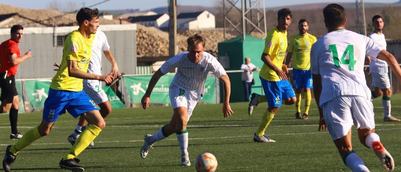 Lance del encuentro entre el Córdoba CF B y el Coria en la Ciudad Deportiva.