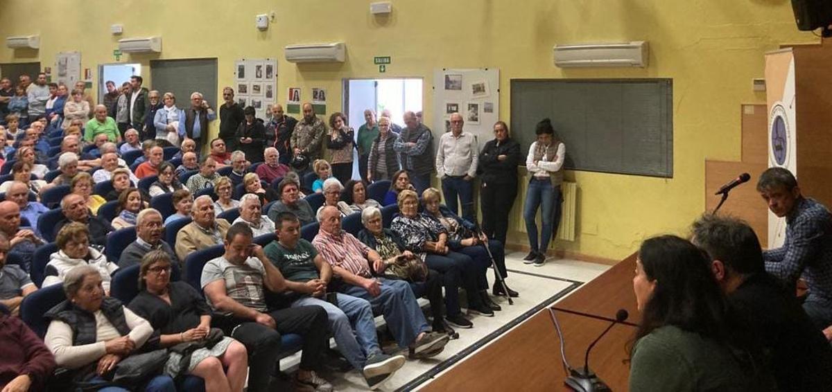 Un momento de la reunión celebrada este jueves en el instituto de Luarca.