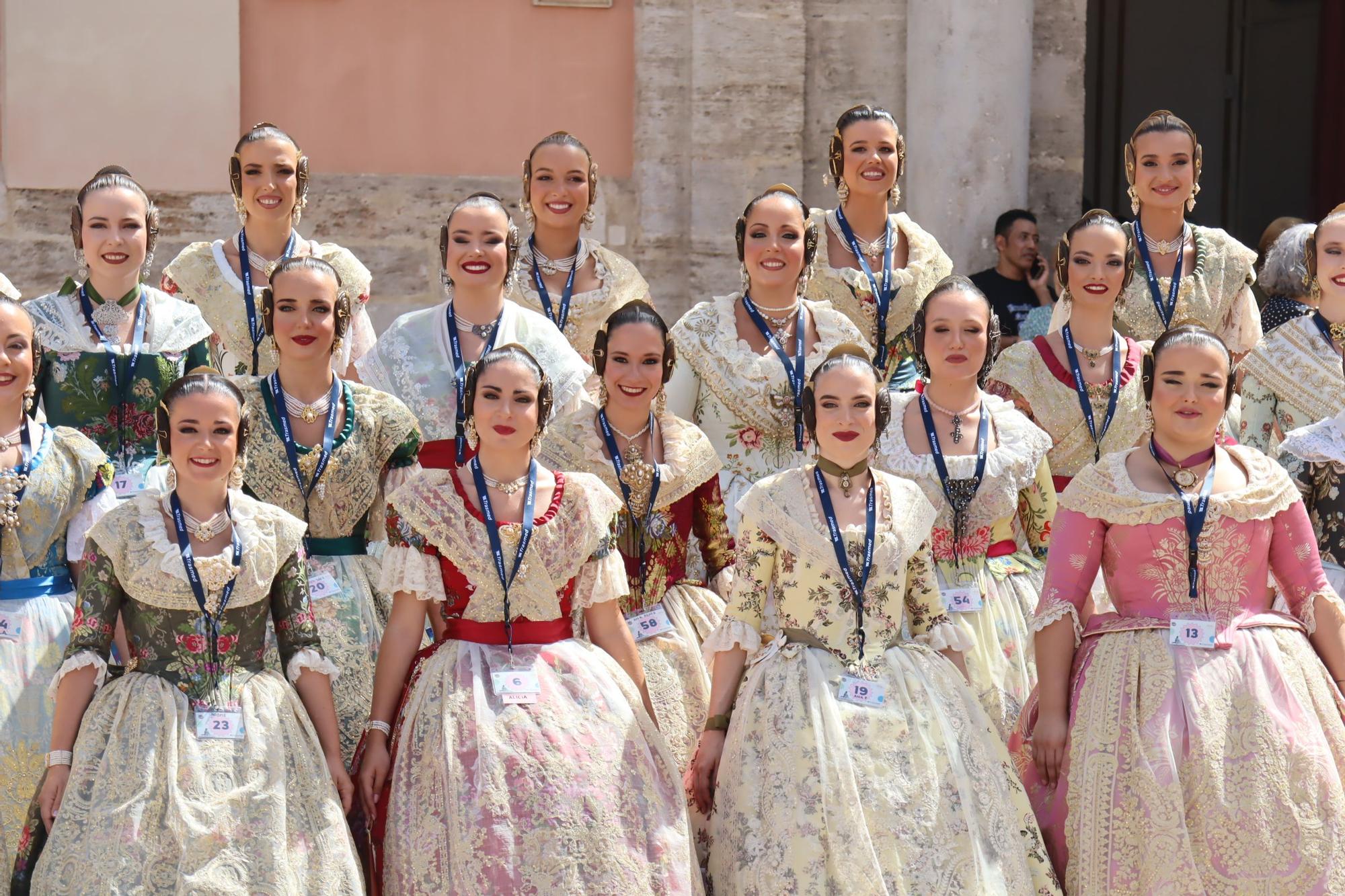 Baño de multitudes de las candidatas a Fallera Mayor de València 2025