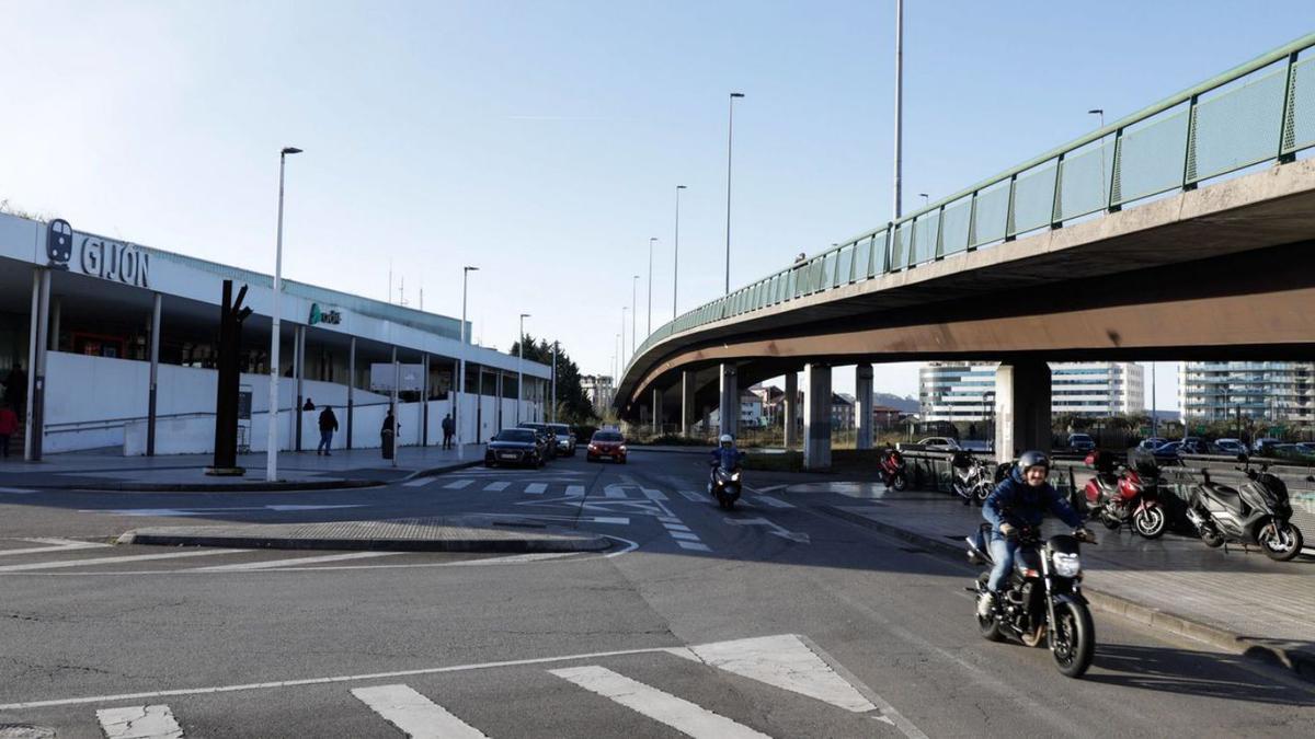 La actual estación de tren de Sanz Crespo, junto al viaducto de Carlos Marx que se va a derribar. | JUAN PLAZA