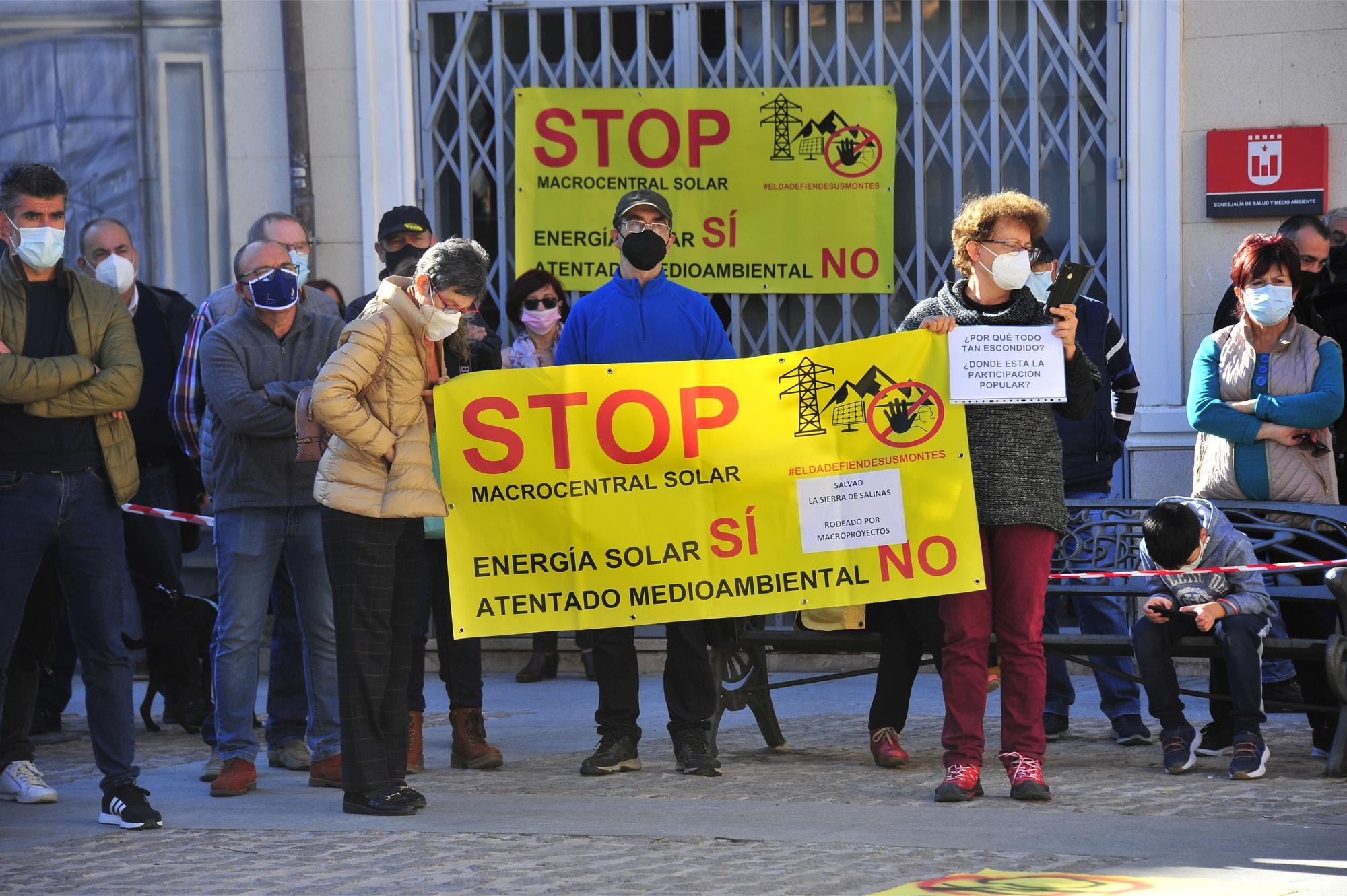 Concentración contra las macroplantas solares realizada este mediodía en Elda.