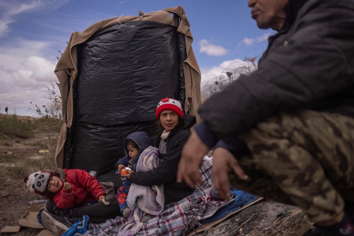 Migrantes acampan a lo largo de la orilla del río Grande mientras esperan entregarse a las autoridades de inmigración en El Paso, Texas, EE.UU