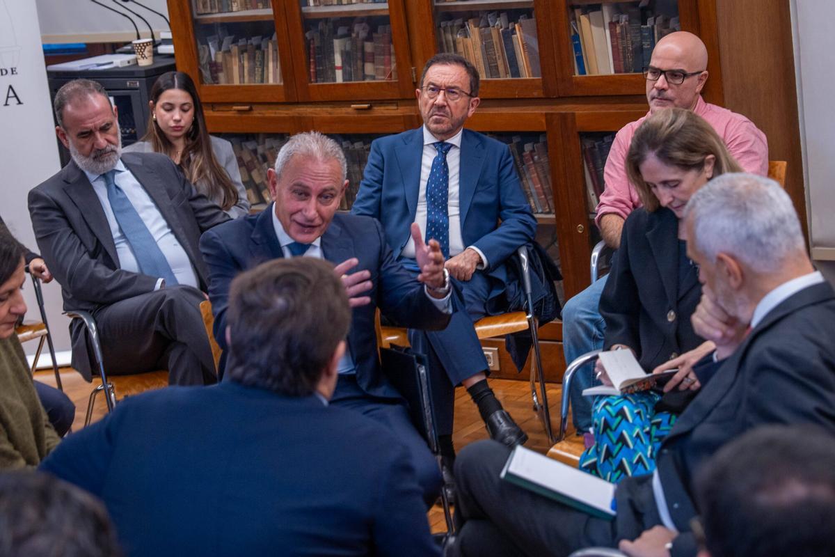 Nasser Kamel, embajador-secretario general de la Unión por el Mediterráneo, y Dolors Camats, directora de la Fundació Catalunya Europa, debaten con Stefano Sannino, director general para Oriente Próximo, Norte de África y el Golfo de la Comisión, este lunes durante el foro European Bridges.