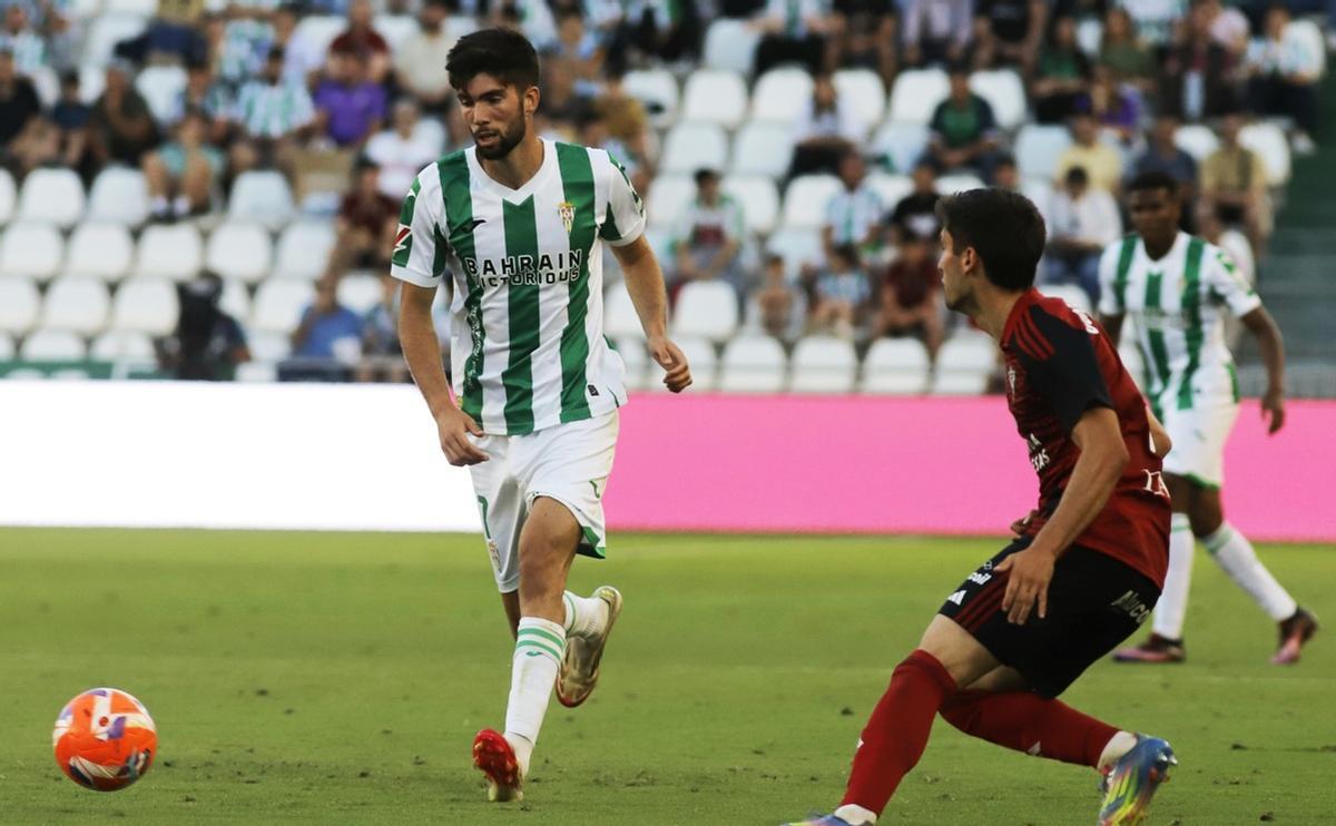 Theo Zidane controla el balón.