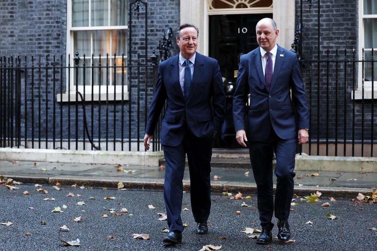 El nuevo ministro británico de Asuntos Exteriores, David Cameron (I), y el subsecretario permanente del Ministerio de Asuntos Exteriores, Philip Barton (D).