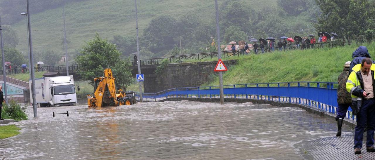 La mayor inundación que sufrió la carretera de Turón, a la altura de Figaredo.
