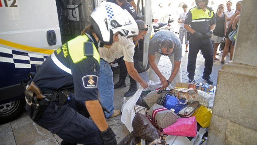 Una actuación de la Policía Local contra vendedores ambulantes en la plaza Major.