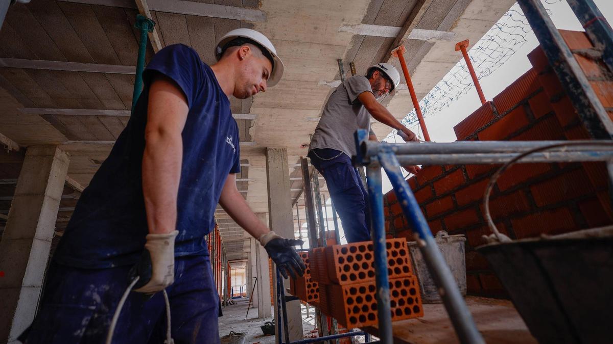 Trabajadores de la construcción en un edificio de Paterna, en una imagen reciente.