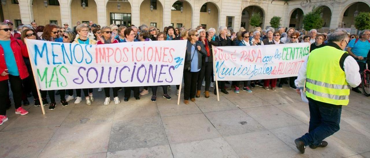 Una protesta de mayores frente al Ayuntamiento de Alicante