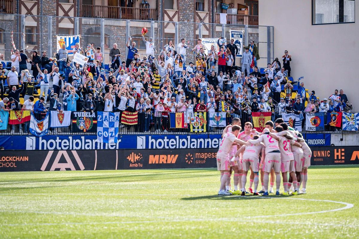 Los jugadores zaragocistas, ante los aficionados que ha presenciado el encuentro en Andorra.