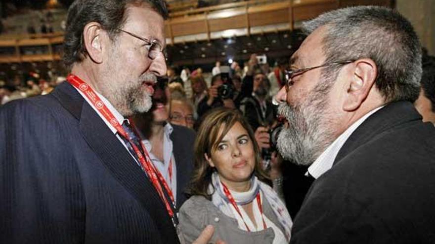 Cándido Méndez charla con Mariano Rajoy en presencia de Soraya Sáenz de Santamaría.