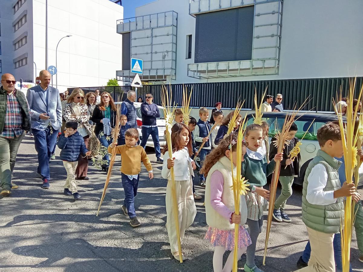 Niños participantes en la procesión de La Borriquita, durante esta mañana.