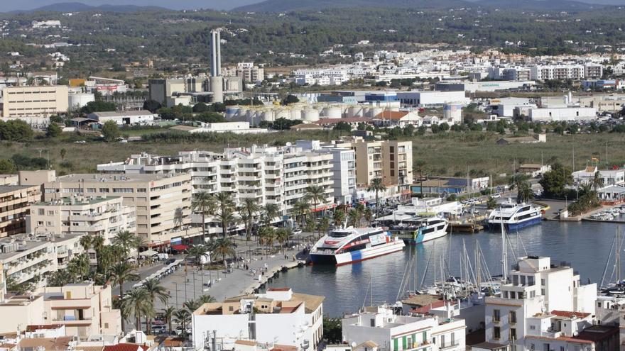 Barcos de línea amarrados en la zona de la actual estación marítima de Formentera.  | VICENT MARÍ