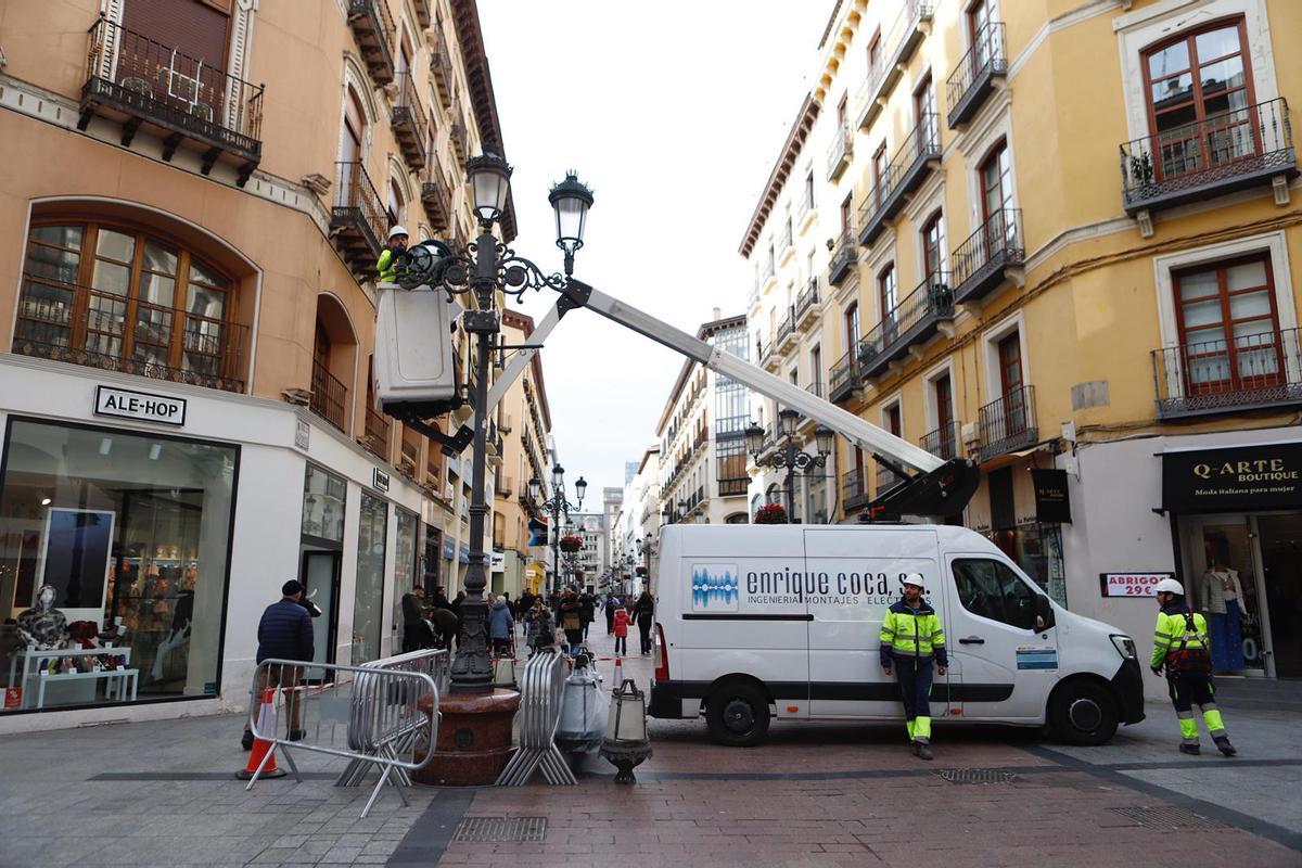 Comienza el desmontaje de las emblemáticas farolas de Averly en la calle Alfonso I de Zaragoza