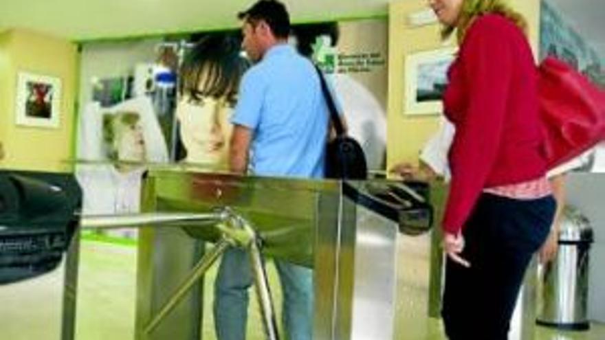 El Hospital de Mérida estrena los tornos para controlar las visitas