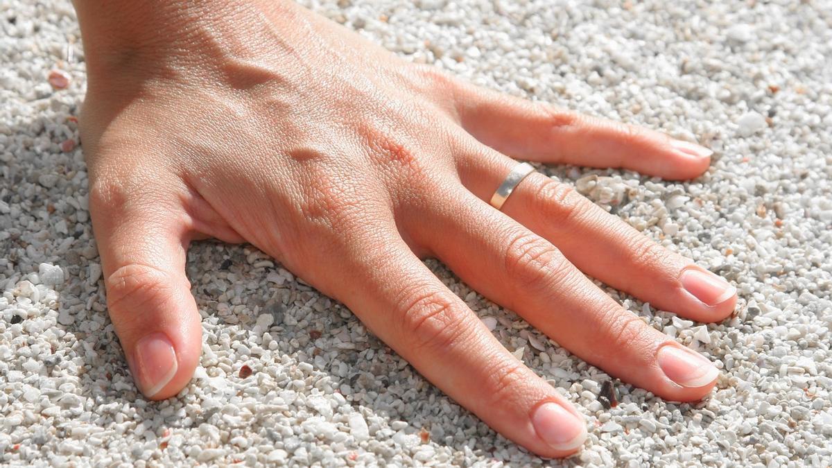 Una mano con un anillo