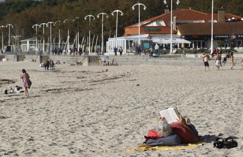 Aspecto de la playa de Samil, en Vigo, un día antes del festivo del 12 de octubre