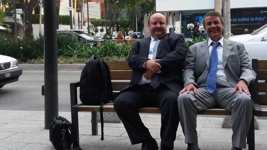 José Miguel Fernández, propietario de Fuensanta (izquierda), y su socio Luis Miguel Roiz, en la calle Presidente Masaryk de Ciudad de México.