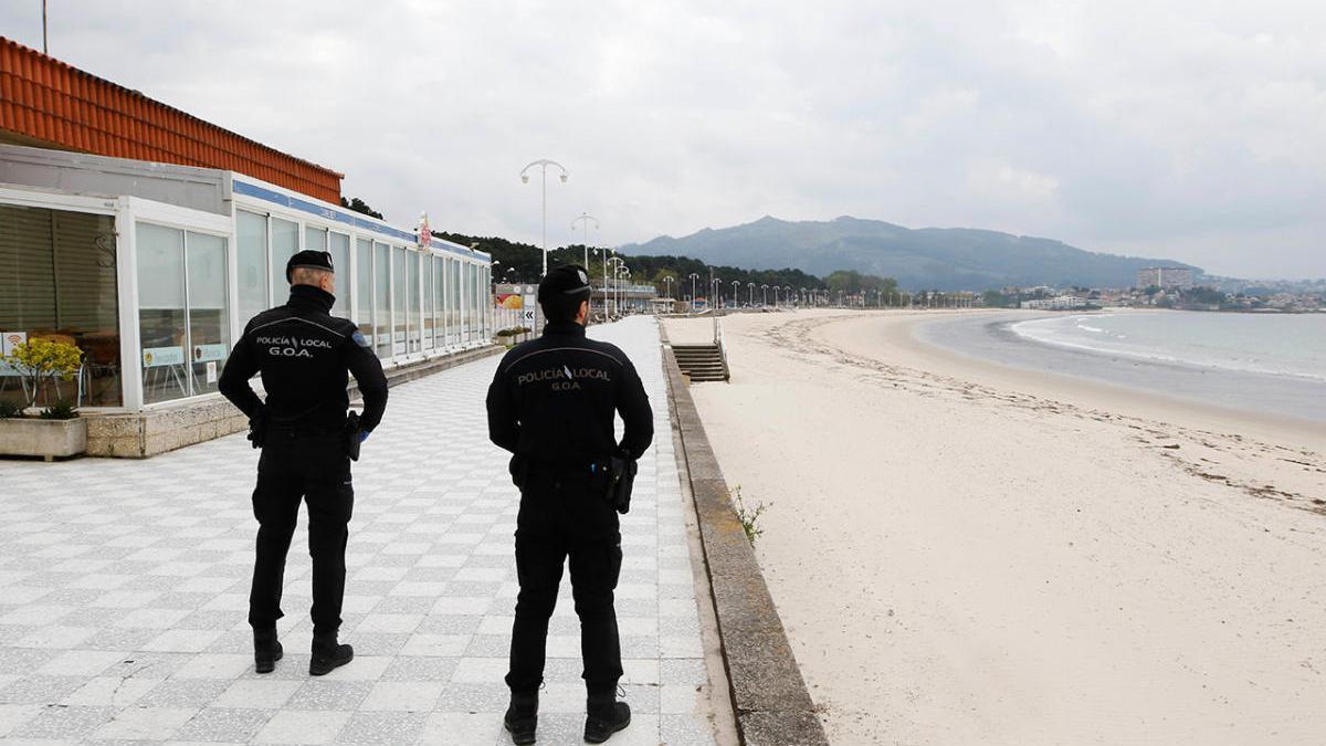 Dos policías de Vigo vigilan la playa de Samil