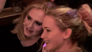 Adele y Jennifer Lawrence, de fiesta en el club Pieces de Nueva York.