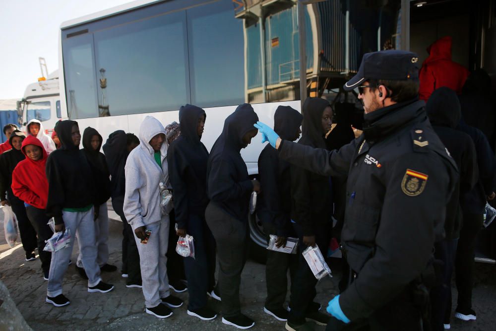 Llegan al puerto de Málaga 185 inmigrantes rescatados en el mar de Alborán