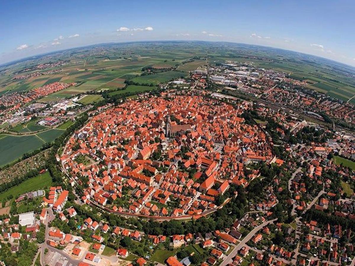 Von Krater zu Krater: una ciudad dentro de un cráter