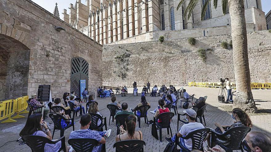 El Consell de la Infància visita el jardín polinizador del Parc de la Mar.