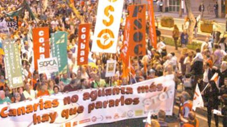 Canarias salva el bajo seguimiento del paro con multitudinarias protestas