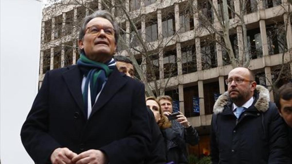 Artur Mas, ayer por la mañana en Madrid, durante la concentración de apoyo a Francesc Homs.