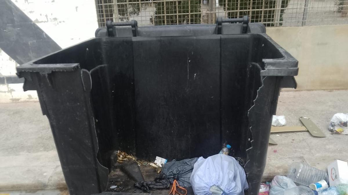 Contenedor roto en Puçol por la mala praxis en el sistema de elevación de los camiones.