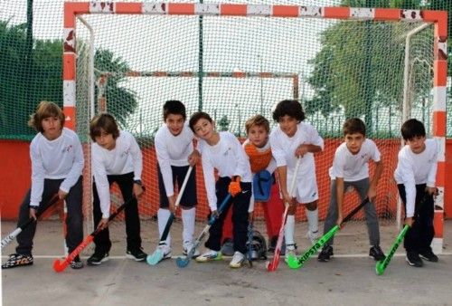 La selección española de hockey se entrena con alumnos del American School of Valencia de Puzol