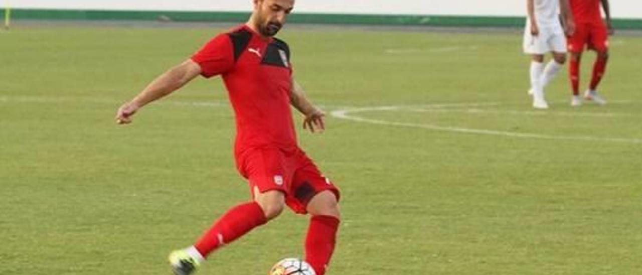 El petrerense Cristian Bustos durante un partido de pretemporada disputado en Dubái.