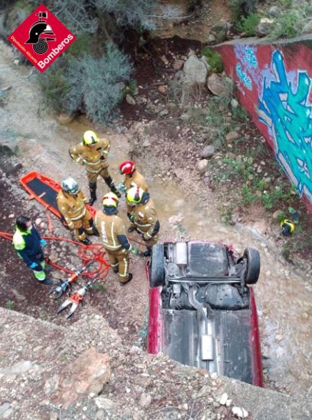 Excarcelan a una persona que cayó con su coche a un barranco