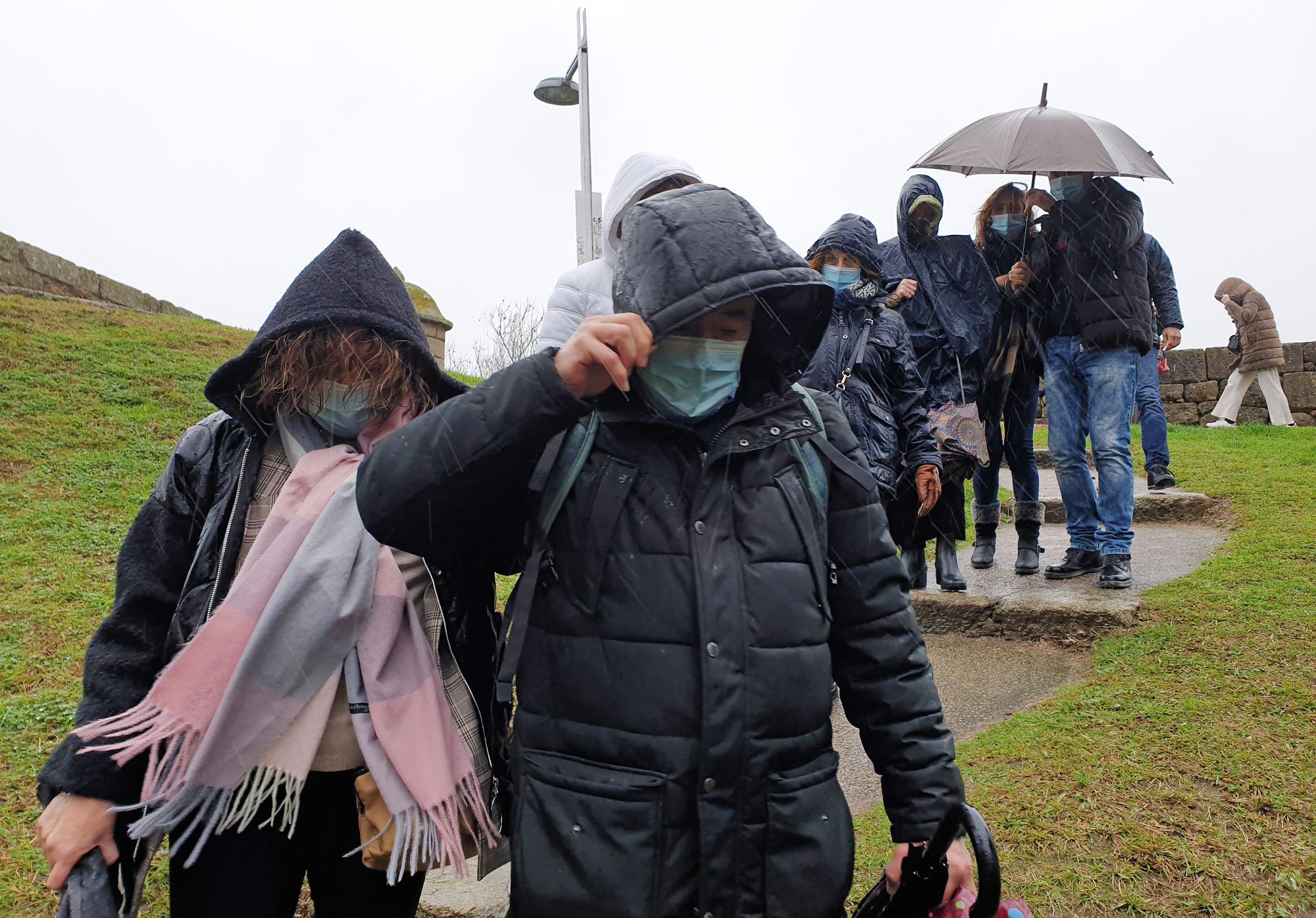 Temporal en Galicia: la borrasca Barra llena Vigo de paraguas y chubasqueros