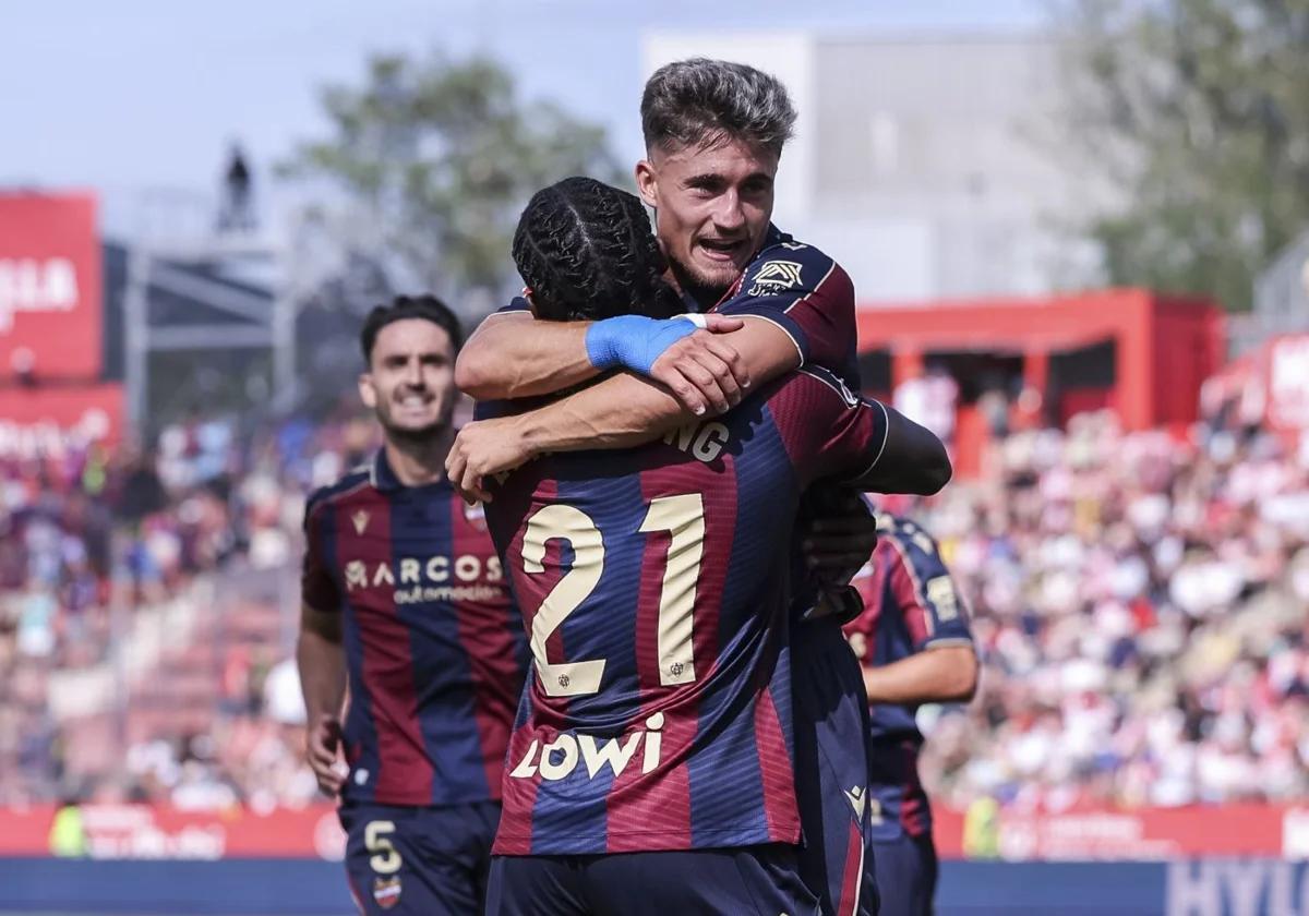 Etta Eyong e Iván Romero, una dupla imparable celebrando su gol ante el Girona