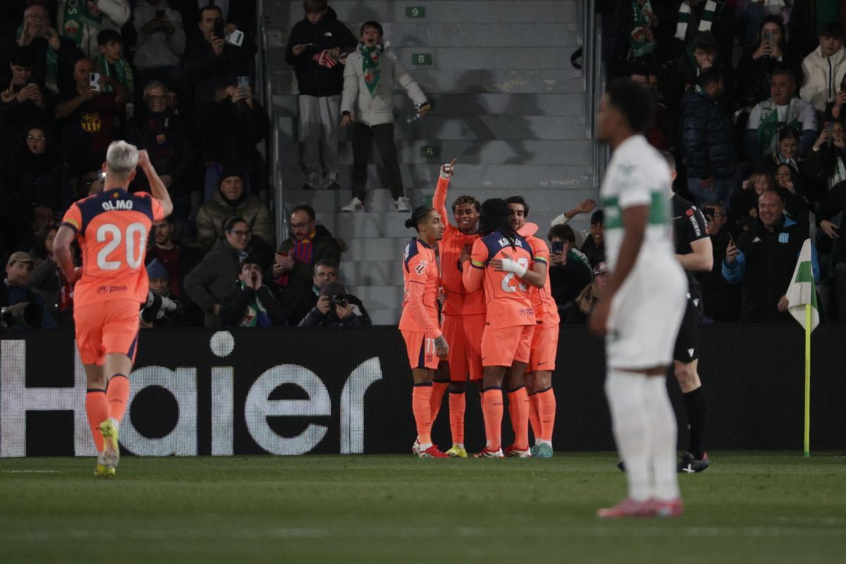 Lamine Yamal celebra junto a sus compañeros tras marcar el 0-1 al Elche.