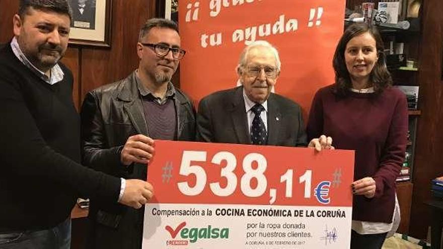 Eroski entrega el beneficio de la ropa usada a la Cocina Económica