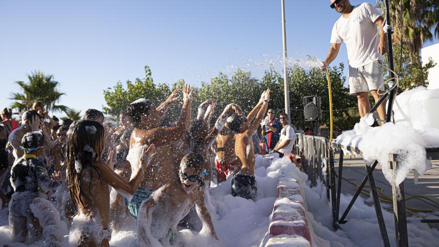 La espuma, una aliada contra el calor en la tarde del Club Supergarrits