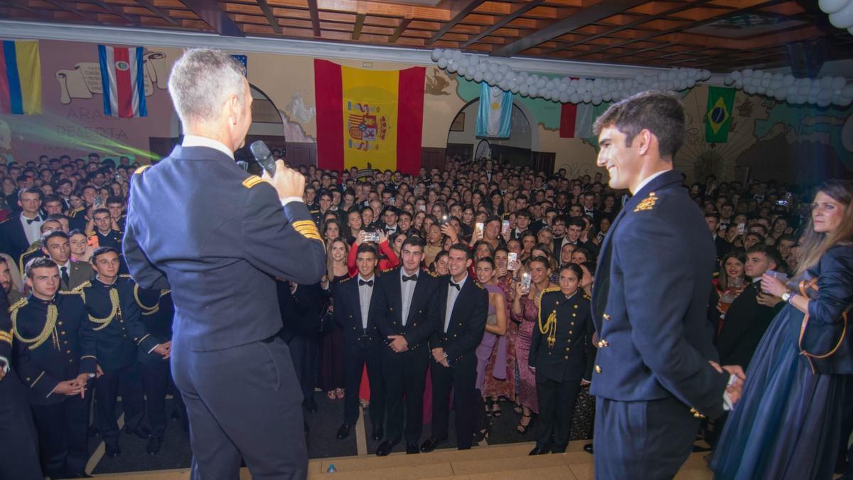 El director de la Escuela, Pedro Cardona, se dirige a los asistentes