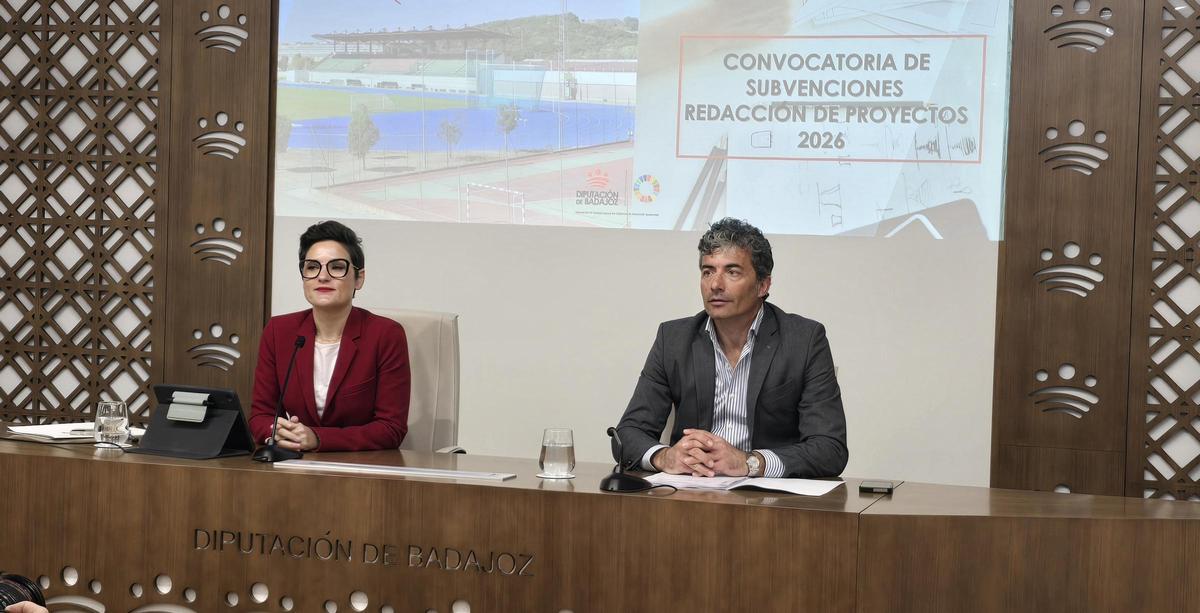 La presidenta Raquel del Puerto y el director José Carlos Cobos en la presentación este martes.