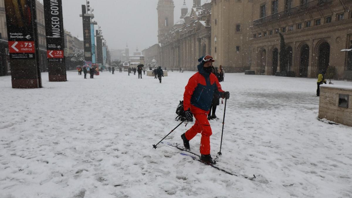 Una persona con esquís en la Plaza del Pilar durante Filomena