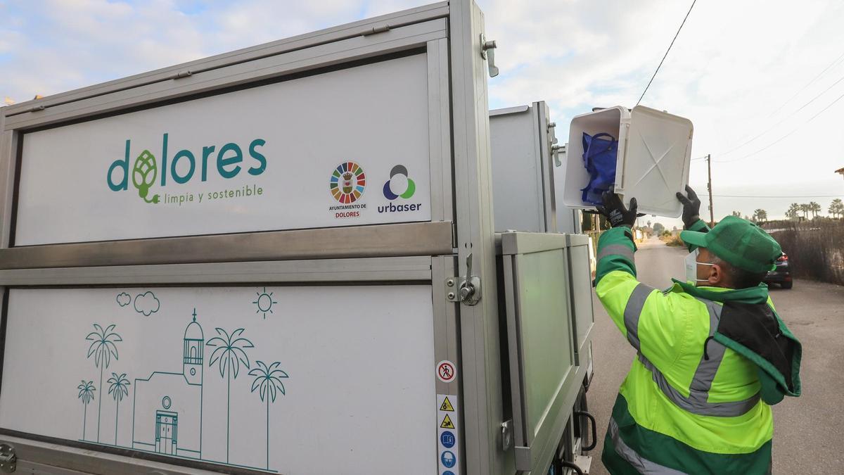 Recogida de residuos puerta a puerta en la zona residencial de huerta de Dolores