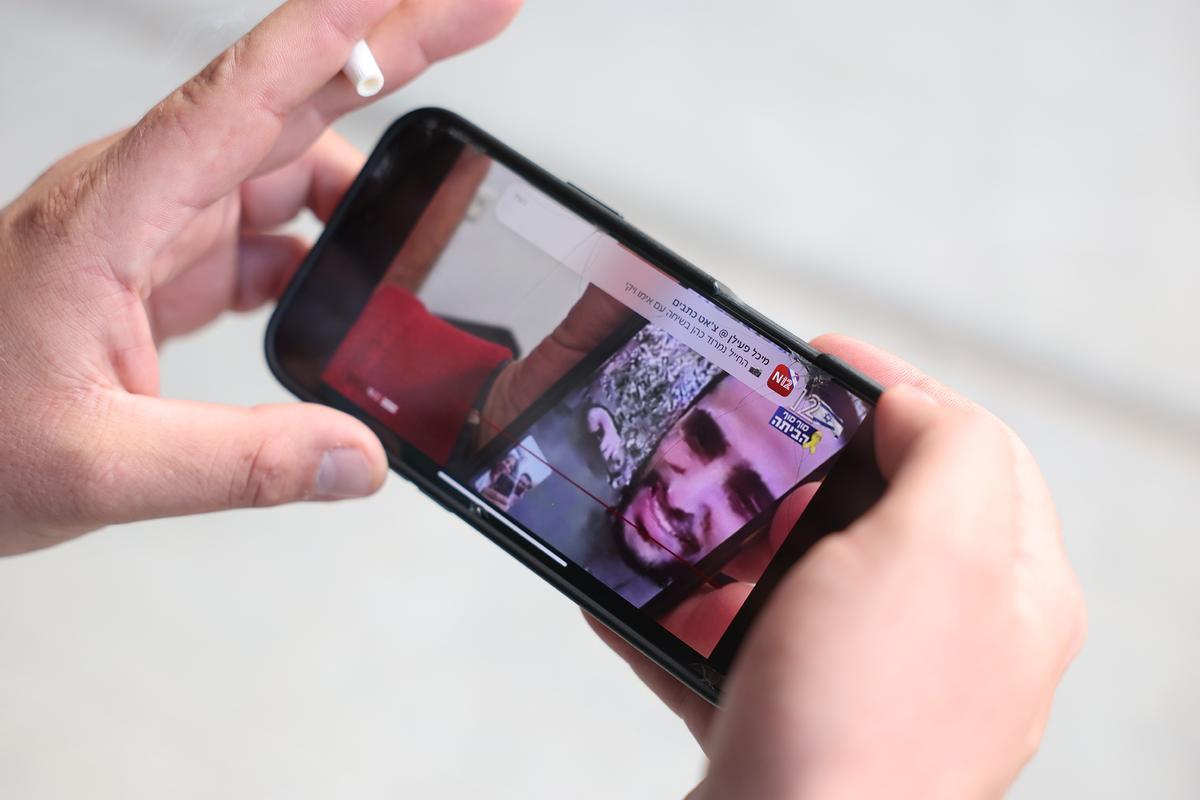 Cientos de personas aguardan en Tel Aviv el regreso de los rehenes liberados por Hamás